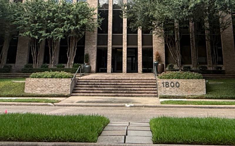 The front steps and entrance of 1800 St. James Place, the 1800 monument beside them